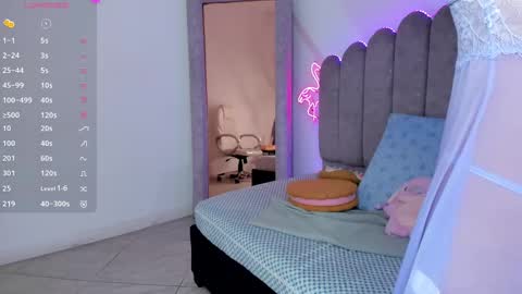 Snapshot of evie_clark_ chatting on September 2025 11:08:01 PM My name is Evie nice to meet you really get to know me better private is open online show from September 2025 11:08:01 PM