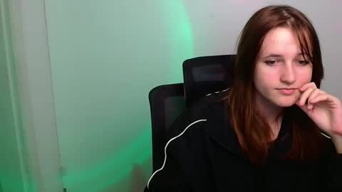 Snapshot of evie_leee chatting on November 2025 02:06:01 PM Evie online show from November 2025 02:06:01 PM