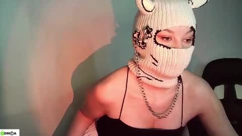 Snapshot of evie_muna chatting on April 2026 05:10:01 AM Renesme White Im here from Monday to Friday online show from April 2026 05:10:01 AM