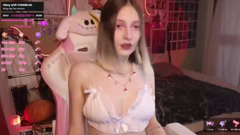 Snapshot of evie_rosen chatting on October 2025 10:44:02 PM Evie online show from October 2025 10:44:02 PM