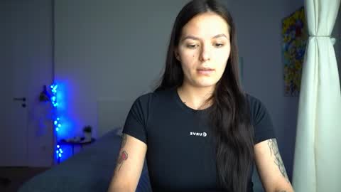 ewelynscott online show from December 2025 05:00:01 PM