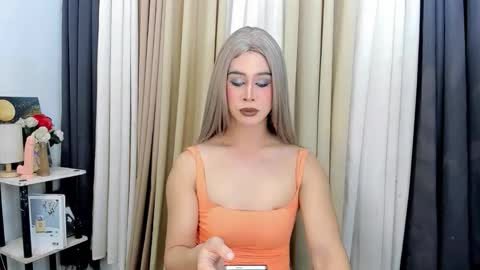 expensive_elise online show from February 2026 12:01:02 PM