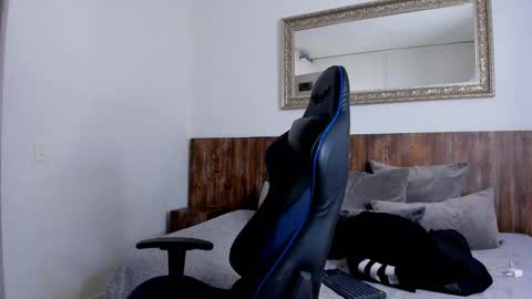 Ezzio Scolaro online show from October 2025 01:44:01 PM