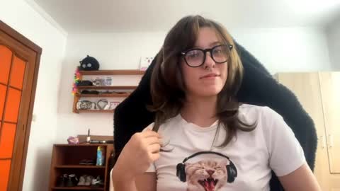 Snapshot of faintpeach chatting on April 2026 11:04:01 AM Loly online show from April 2026 11:04:01 AM