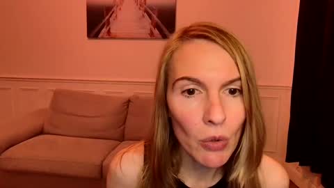 Snapshot of fanny_posy chatting on December 2024 06:33:01 PM Fanny online show from December 2024 06:33:01 PM