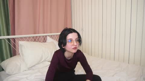 Mia online show from December 2024 10:54:01 AM