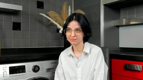 Mia online show from December 2024 12:05:02 PM