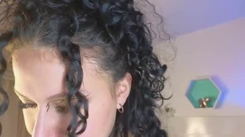 Farah online show from November 2025 12:05:02 PM