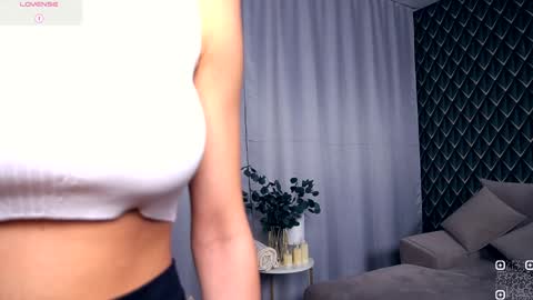 Snapshot of felissiany chatting on November 2025 04:22:02 AM Hello im Nova online show from November 2025 04:22:02 AM