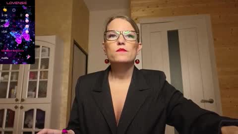 Lady online show from October 2025 10:32:02 PM