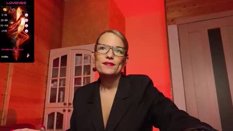 Lady online show from December 2025 07:07:01 PM