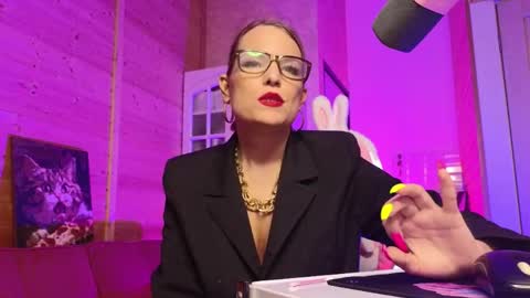 Lady online show from May 2026 06:37:01 PM