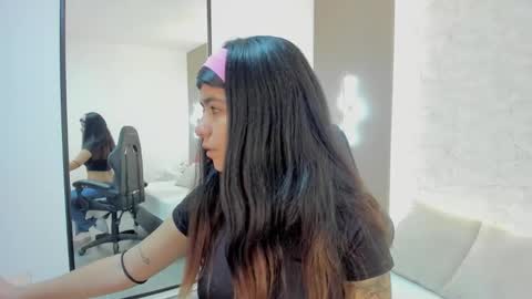 F I O R E L L A  online show from November 2025 02:21:01 AM