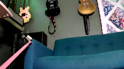 Flannel Dong online show from November 2025 04:42:02 PM