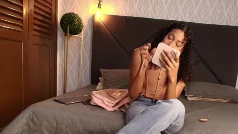 Flavia online show from November 2025 07:36:01 PM