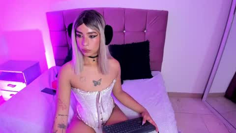 Snapshot of flor_pink chatting on April 2026 04:26:02 AM Flor online show from April 2026 04:26:02 AM