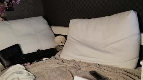 fluffy_cloude online show from June 2026 03:25:01 AM
