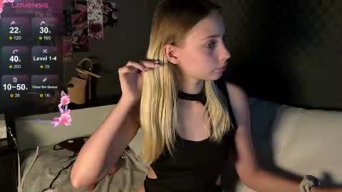 fluffy_cloude online show from August 2026 03:21:02 PM