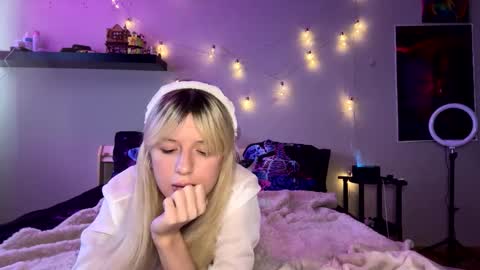 Snapshot of fluffy_delle chatting on September 2025 06:38:01 AM Delle online show from September 2025 06:38:01 AM
