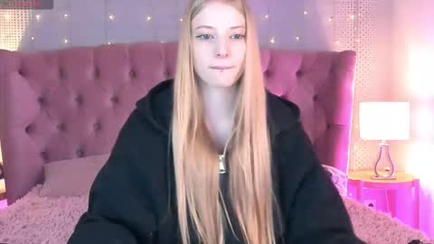 Mia online show from September 2025 09:37:02 PM