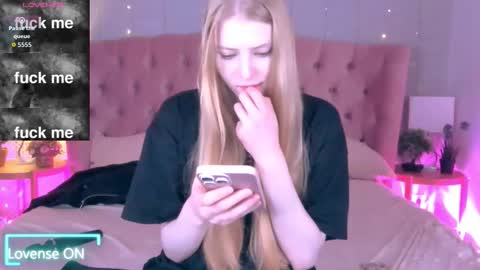 Mia online show from October 2025 01:51:01 PM