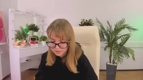 Snapshot of forest__song chatting on October 2025 06:16:02 AM Sophia online show from October 2025 06:16:02 AM