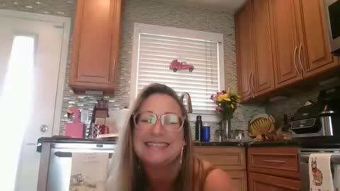 Snapshot of forevermilfxoxo chatting on February 2025 01:44:02 PM Aleesa online show from February 2025 01:44:02 PM