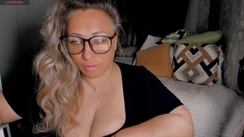 Snapshot of foxxxy__lady chatting on June 2026 01:54:01 AM Kris online show from June 2026 01:54:01 AM
