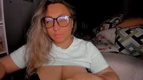 Snapshot of foxxxy__lady chatting on June 2026 02:00:01 AM Kris online show from June 2026 02:00:01 AM