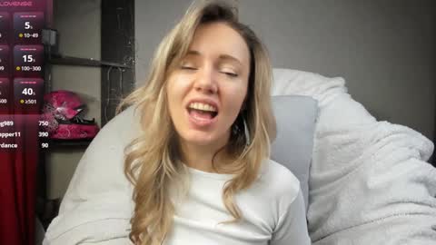 Snapshot of foxy_blond chatting on January 2025 07:29:01 AM Foxy online show from January 2025 07:29:01 AM