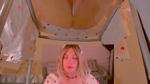 Snapshot of foxy_jpg chatting on February 2025 12:06:01 AM Sue online show from February 2025 12:06:01 AM