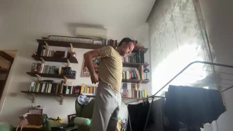 fra___ online show from November 2025 12:05:02 PM