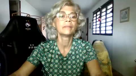 Snapshot of francelune chatting on December 2024 01:32:02 PM francelune online show from December 2024 01:32:02 PM