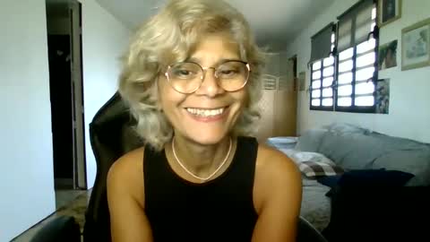 Snapshot of francelune chatting on January 2025 05:05:01 AM francelune online show from January 2025 05:05:01 AM