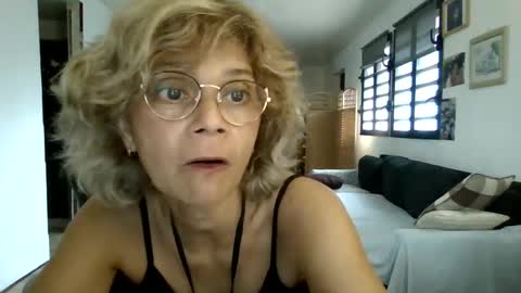 Snapshot of francelune chatting on February 2025 01:55:02 PM francelune online show from February 2025 01:55:02 PM