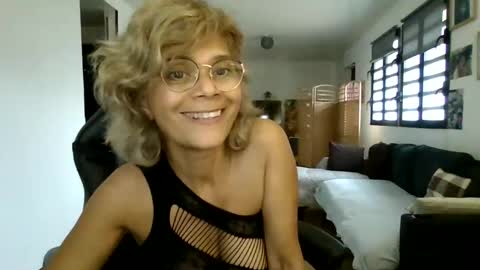 Snapshot of francelune chatting on February 2025 01:02:01 PM francelune online show from February 2025 01:02:01 PM