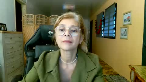 Snapshot of francelune chatting on May 2026 01:41:01 PM francelune online show from May 2026 01:41:01 PM