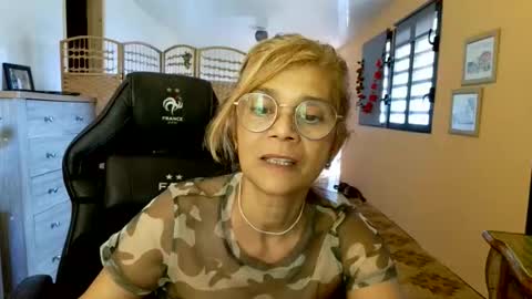 Snapshot of francelune chatting on May 2026 09:47:01 AM francelune online show from May 2026 09:47:01 AM