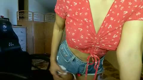 Snapshot of francelune chatting on May 2026 09:05:01 AM francelune online show from May 2026 09:05:01 AM