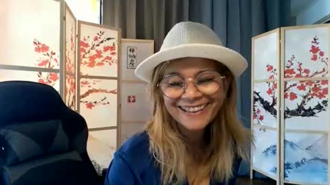 Snapshot of francelune chatting on May 2026 04:25:02 PM francelune online show from May 2026 04:25:02 PM