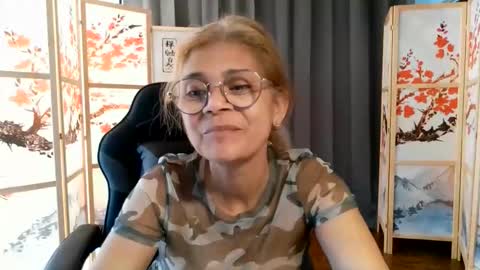 Snapshot of francelune chatting on June 2026 08:27:02 AM francelune online show from June 2026 08:27:02 AM