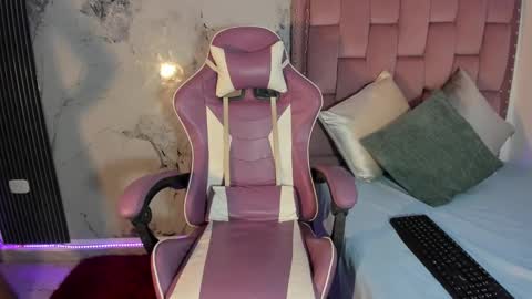 Laura online show from September 2025 07:58:02 PM