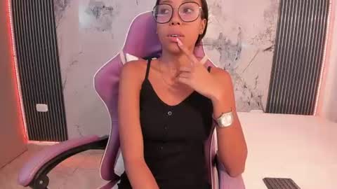 Laura online show from June 2026 07:35:02 PM