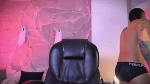 Snapshot of frankfarrellx chatting on November 2025 04:15:02 AM Frank Farrell. Hey remember to give me a thumbs up Ty online show from November 2025 04:15:02 AM