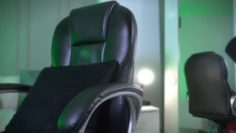 Snapshot of frankfarrellx chatting on November 2025 02:54:01 AM Frank Farrell. Hey remember to give me a thumbs up Ty online show from November 2025 02:54:01 AM