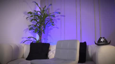 Snapshot of frankfarrellx chatting on March 2026 11:10:01 PM Frank Farrell. Hey remember to give me a thumbs up Ty online show from March 2026 11:10:01 PM