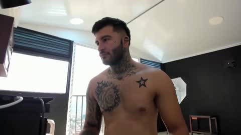 Snapshot of frankrouse_ chatting on January 2025 03:46:02 PM Frank online show from January 2025 03:46:02 PM