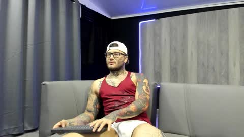 Snapshot of frankrouse_ chatting on October 2025 02:42:02 AM Frank online show from October 2025 02:42:02 AM