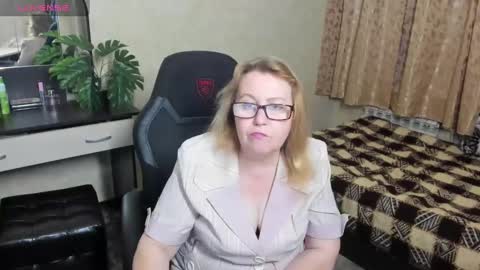 Snapshot of fraumartha chatting on December 2024 01:33:01 PM FrauMartha online show from December 2024 01:33:01 PM