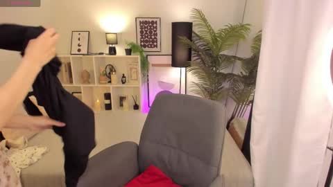Laura online show from June 2026 12:20:01 PM